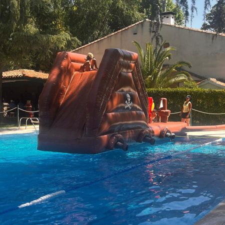 Alquiler-de-castillos-hinchables-Acuáticos-Madrid-modelo-pasarela pirata-para-piscinas