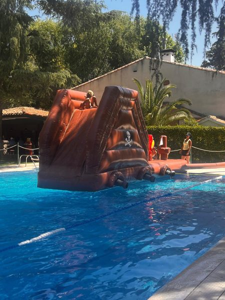 Alquiler-de-castillos-hinchables-Acuáticos-Madrid-modelo-pasarela pirata-para-piscinas
