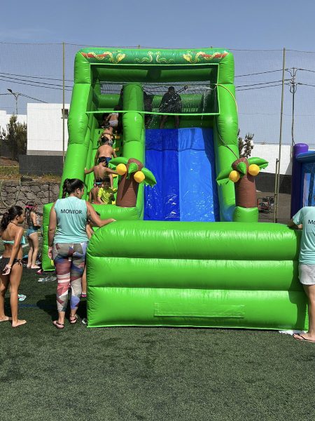 Alquiler-de-castillos-hinchables-Acuaticos-Madrid-modelo-jungla-con-piscina