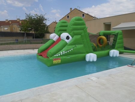 alquiler de castillos hinchables Madrid pasarela-acuática-cocodrilo