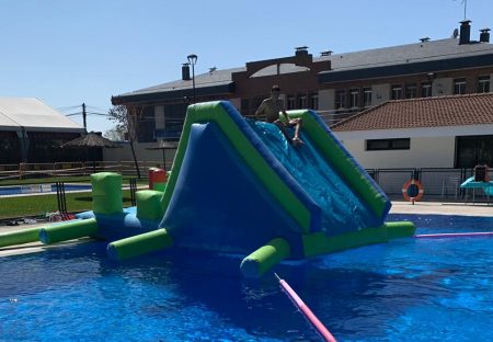 Alquiler-de-castillos-hinchables-Acuáticos-Madrid-modelo-pasarela para-piscinas